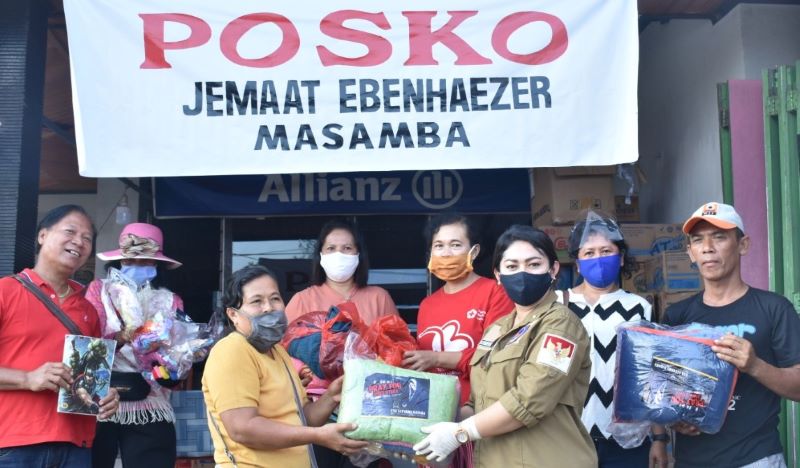 Eva Stevany Kunjungi Pengungsi Banjir Bandang di Luwu Utara